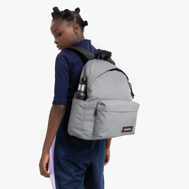 Mochila EASTPAK ek0a5bg day pak´r con funda portatil gris claro